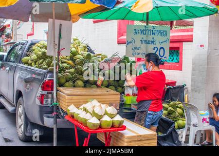 Street Verkauf von jungen grünen Kokosnüssen als erfrischendes Getränk in Bangkok Thailand Südostasien Stockfoto
