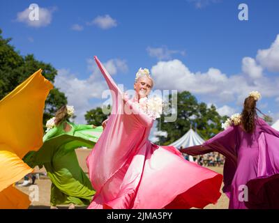 Oxfordshire, Großbritannien. 5. August 2022. Am zweiten Tag des Wilderness Festivals, Cornbury Park, Oxfordshire, genießen die Menschen die Festivalstimmung. Kredit: Andrew Walmsley/Alamy Live Nachrichten Stockfoto
