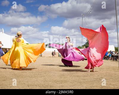 Oxfordshire, Großbritannien. 5. August 2022. Am zweiten Tag des Wilderness Festivals, Cornbury Park, Oxfordshire, genießen die Menschen die Festivalstimmung. Kredit: Andrew Walmsley/Alamy Live Nachrichten Stockfoto