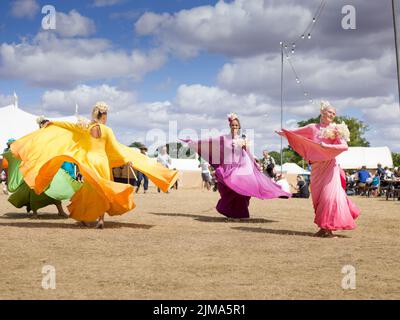 Oxfordshire, Großbritannien. 5. August 2022. Am zweiten Tag des Wilderness Festivals, Cornbury Park, Oxfordshire, genießen die Menschen die Festivalstimmung. Kredit: Andrew Walmsley/Alamy Live Nachrichten Stockfoto
