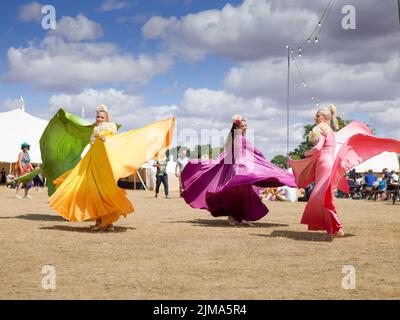 Oxfordshire, Großbritannien. 5. August 2022. Am zweiten Tag des Wilderness Festivals, Cornbury Park, Oxfordshire, genießen die Menschen die Festivalstimmung. Kredit: Andrew Walmsley/Alamy Live Nachrichten Stockfoto