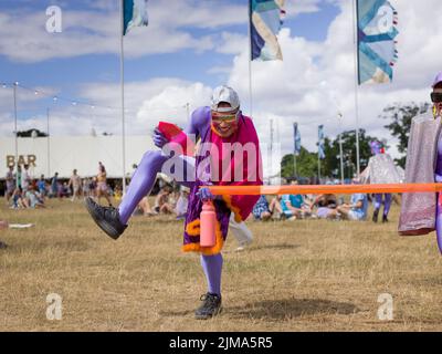 Oxfordshire, Großbritannien. 5. August 2022. Am zweiten Tag des Wilderness Festivals, Cornbury Park, Oxfordshire, genießen die Menschen die Festivalstimmung. Kredit: Andrew Walmsley/Alamy Live Nachrichten Stockfoto