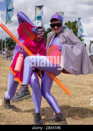 Oxfordshire, Großbritannien. 5. August 2022. Am zweiten Tag des Wilderness Festivals, Cornbury Park, Oxfordshire, genießen die Menschen die Festivalstimmung. Kredit: Andrew Walmsley/Alamy Live Nachrichten Stockfoto