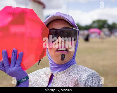 Oxfordshire, Großbritannien. 5. August 2022. Am zweiten Tag des Wilderness Festivals, Cornbury Park, Oxfordshire, genießen die Menschen die Festivalstimmung. Kredit: Andrew Walmsley/Alamy Live Nachrichten Stockfoto