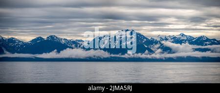 Berge entlang der nordwestlichen Pazifikküste Alaskas in der Nähe des Hubbard Glacier. Stockfoto