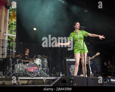 Oxfordshire, Großbritannien. 5. August 2022. Sophie Ellis-Bextor eröffnet die Hauptbühne. Am zweiten Tag des Wilderness Festivals, Cornbury Park, Oxfordshire, genießen die Menschen die Festivalstimmung. Kredit: Andrew Walmsley/Alamy Live Nachrichten Stockfoto