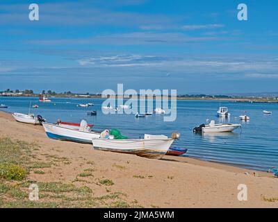 Kleine Boote am Strand in Isla Cristina Spanien Stockfoto