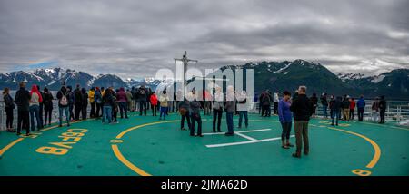 Hubbard-Gletscher, Alaska - Juli 28. 2022: Touristen an Bord der Serenade Seas beobachten, wie das Schiff durch die Yakutat Bay in Richtung Hubbard Glace fährt Stockfoto