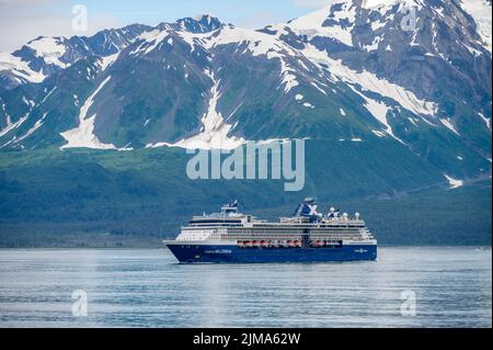 Hubbard-Gletscher, Alaska - Juli 28. 2022: Das Celebrity Millenium-Kreuzschiff, das vom Hubbard-Gletscher in den Pazifischen Ozean in Alaska fährt. Stockfoto