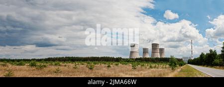 Große Panorama des Kernkraftwerkes. Spitzen der Kühltürme des Atomkraftwerks Stockfoto