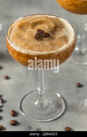 Kohlensäurehaltiger, gefrorener Espresso Martini-Slushie-Cocktail mit Vodka Stockfoto