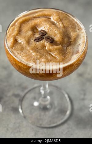 Kohlensäurehaltiger, gefrorener Espresso Martini-Slushie-Cocktail mit Vodka Stockfoto