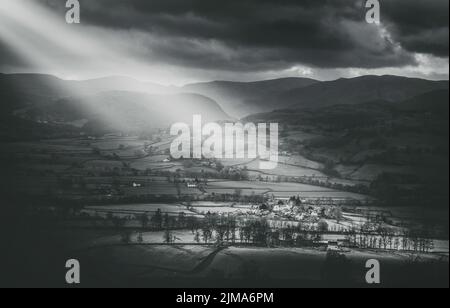 Ein stimmungsvoller Wintertag mit Blick auf die kleine Siedlung Bampton Grange im Lake District. Stockfoto