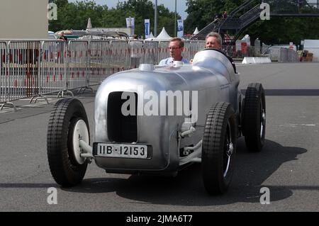 Düsseldorf, Deutschland. 05. August 2022. Der Mercedes-Benz SSKL Streamliner bei den 'Classic Days'. Die Veranstalter erwarten an diesem Wochenende 40.000 Besucher beim Oldtimer-Treffen auf dem Düsseldorfer Messegelände. Rund 7.000 Klassiker und Youngtimer werden bei der Veranstaltung zu sehen sein. Quelle: Lukas Fortkord/dpa/Alamy Live News Stockfoto