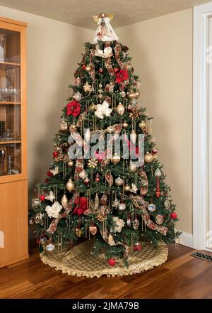 Weihnachtsbaum im modernen Wohnzimmer dekoriert Stockfoto