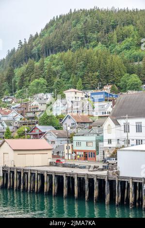 Ketchikan, Alaska - 29. Juli 2022: Blick auf die historischen Holzgebäude im beliebten Kreuzfahrtziel Ketchikan. Stockfoto