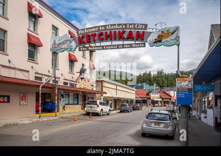 Ketchikan, Alaska - 29. Juli 2022: Blick auf die historischen Holzgebäude im beliebten Kreuzfahrtziel Ketchikan. Lachs Hauptstadt der Welt Stockfoto