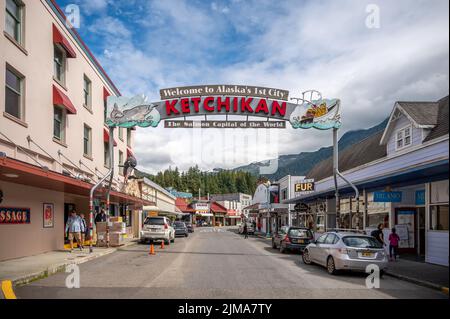 Ketchikan, Alaska - 29. Juli 2022: Blick auf die historischen Holzgebäude im beliebten Kreuzfahrtziel Ketchikan. Lachs Hauptstadt der Welt Stockfoto