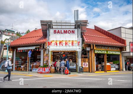 Ketchikan, Alaska - 29. Juli 2022: Blick auf die historischen Holzgebäude im beliebten Kreuzfahrtziel Ketchikan. Lachsmarkt. Stockfoto