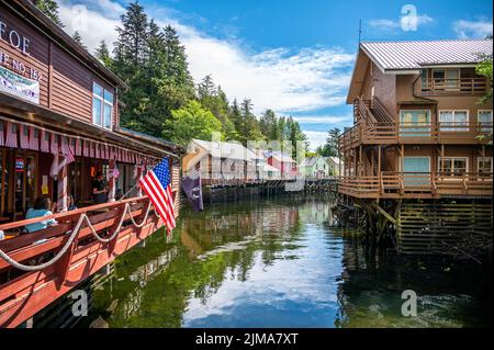 Ketchikan, Alaska - 29. Juli 2022: Berühmte Creek Street nationale historische Stätte im Herzen von Kethickan. Stockfoto