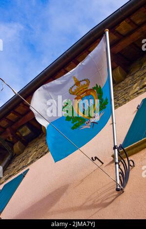 Flagge von San Marino auf Wandhintergrund Stockfoto