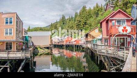 Ketchikan, Alaska - 29. Juli 2022: Berühmte Creek Street nationale historische Stätte im Herzen von Kethickan. Stockfoto