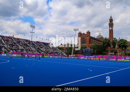Eine Gesamtansicht des Haupthockeyfeldes mit der Aston Webb Great Hall und dem Joseph Cookson Memorial Clock Tower im Hintergrund während des Women's Hockey Pools Ein Spiel zwischen Ghama und Indien am ersten Tag der Commonwealth Games an der University of Birmingham Hockey & Squash Centre, Birmingham, England am Freitag, 29.. Juli 2022. (Kredit: Mark Fletcher | MI News) Kredit: MI Nachrichten & Sport /Alamy Live News Stockfoto