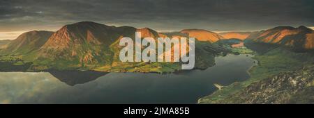 Sonnenuntergangspanorama von Mellbreak mit Blick auf Crummock Water und eine Vielzahl von Gipfeln, darunter Grasmoor, Robinson und Red Pike im Lake District. Stockfoto