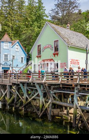 Ketchikan, Alaska - 29. Juli 2022: Berühmte Creek Street nationale historische Stätte im Herzen von Kethickan. Stockfoto