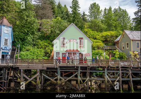 Ketchikan, Alaska - 29. Juli 2022: Berühmte Creek Street nationale historische Stätte im Herzen von Kethickan. Stockfoto