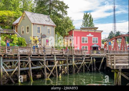 Ketchikan, Alaska - 29. Juli 2022: Berühmte Creek Street nationale historische Stätte im Herzen von Kethickan. Stockfoto