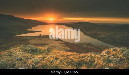 Devoke Wasseransicht von Seat wie bei Sonnenuntergang im Lake District. Stockfoto
