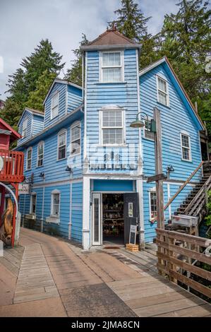 Ketchikan, Alaska - 29. Juli 2022: Berühmte Creek Street nationale historische Stätte im Herzen von Kethickan. Stockfoto