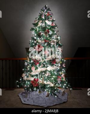 Verzierten Weihnachtsbaum auf dem Balkon des modernen Hauses Stockfoto