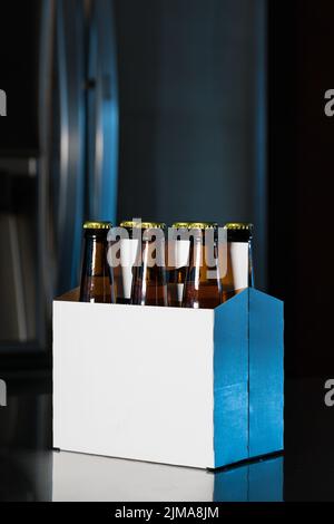 Sechs Flaschen braunes Bier auf der Küchentheke Stockfoto