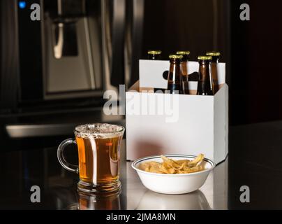 Sechs Flaschen braunes Bier auf der Küchentheke Stockfoto