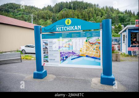 Ketchikan, Alaska - 29. Juli 2022: schild mit Karte von Ketchikan, auf der die Wegbeschreibung vom Kreuzfahrthafen angezeigt wird. Stockfoto