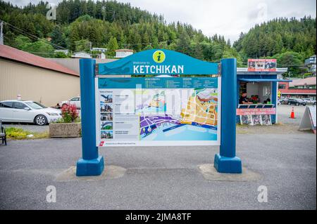 Ketchikan, Alaska - 29. Juli 2022: schild mit Karte von Ketchikan, auf der die Wegbeschreibung vom Kreuzfahrthafen angezeigt wird. Stockfoto