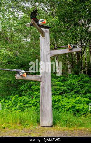 Saxman, Alaska - 29. Juli 2022: Tlinget Totem Pole, langes Haus und traditionelle Kunst Stockfoto