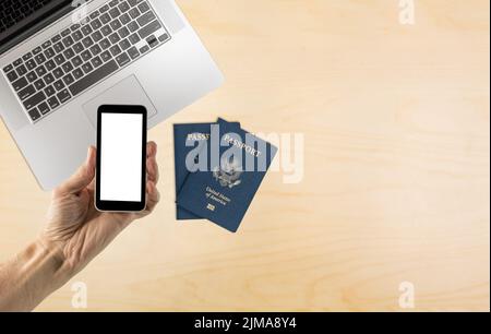 Smartphone mit leerem Bildschirm über dem Schreibtisch Stockfoto