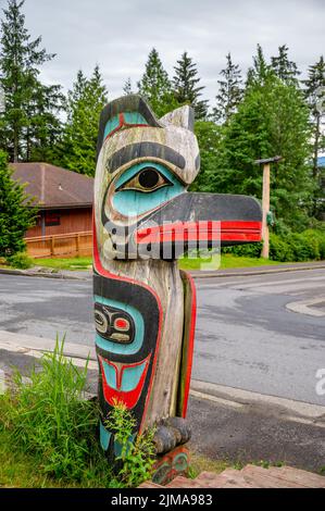 Saxman, Alaska - 29. Juli 2022: Tlinget Totem Pole, langes Haus und traditionelle Kunst Stockfoto