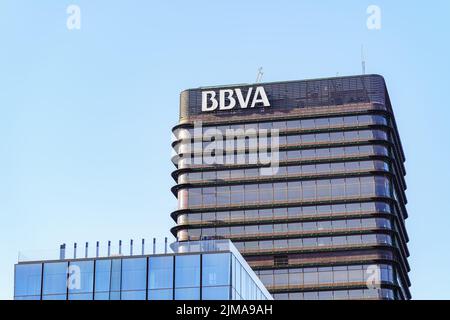 Madrid, Spanien - 30. Juli 2022: Wolkenkratzer aus Stahl und Glas Hauptsitz der multinationalen BBVA in der Stadt Madrid, Spanien. Stockfoto