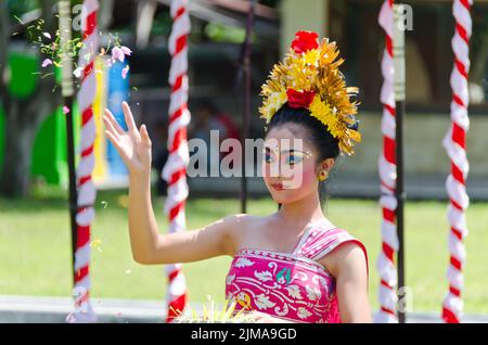 Balinese Dancer tossng Blumen Stockfoto