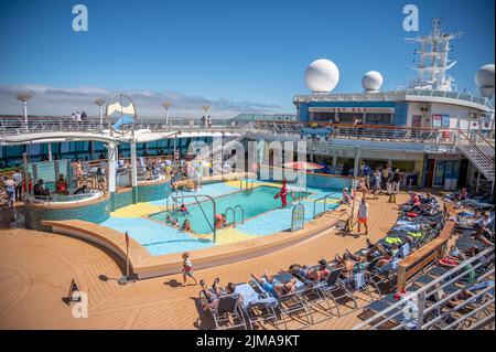 British Columbia - 30. Juli 2022: Pooldeck auf der Serenade der Th Seas. Stockfoto