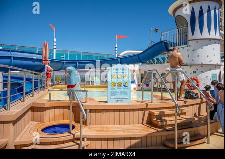 British Columbia - 30. Juli 2022: Pooldeck auf der Serenade der Th Seas. Stockfoto