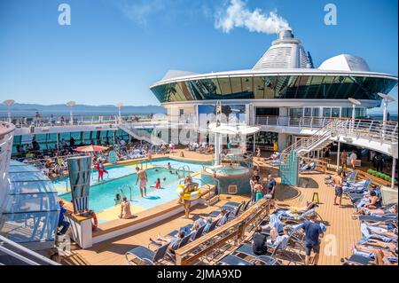 British Columbia - 30. Juli 2022: Pooldeck auf der Serenade der Th Seas. Stockfoto