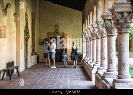 New York City, New York - 29. Juni 2019: Blick auf die Met Cloisters in Washington Height Manhattan mit architektonischen Details und Besuchern in s Stockfoto
