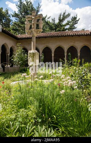 Außenansicht der Met Cloisters in Washington Height Manhattan mit architektonischen Details und Garten Stockfoto