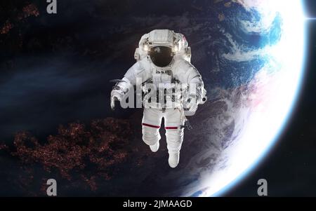 Astronaut im Weltraum auf dem Hintergrund des fernen Planeten Stockfoto