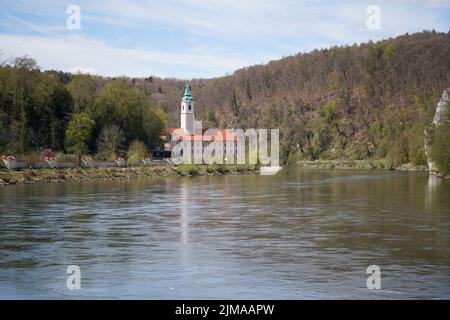 Donaudurchbruch von Kelheim zum Kloster Weltenburg mit Felsen und der Strömung der Donau Stockfoto